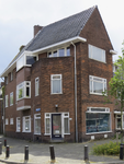 908685 Gezicht op het winkelhoekpand Hasebroekstraat 33 te Utrecht, met links de Rhijnvis Feithstraat.N.B. bouwjaar: ...